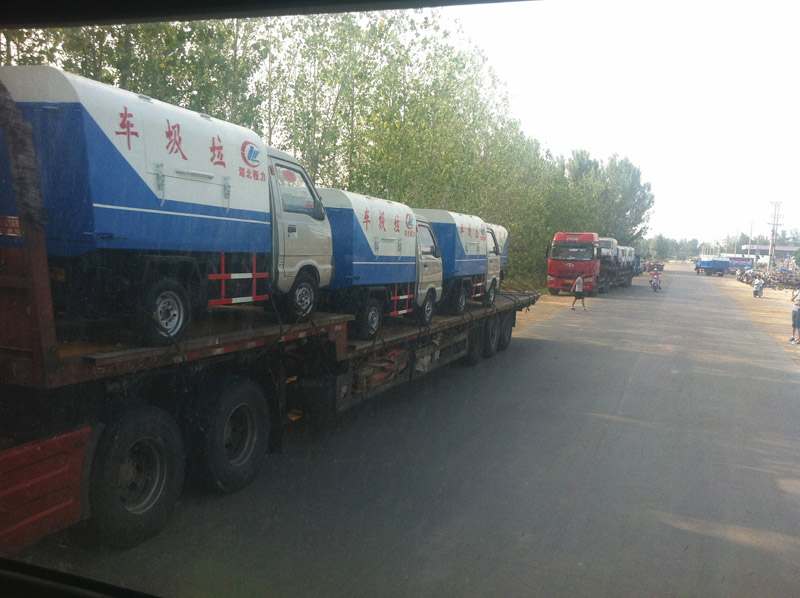 圖為準備發(fā)車至山西的小型<a href=http://essary.cn/ljc target=_blank class=infotextkey>垃圾車</a>