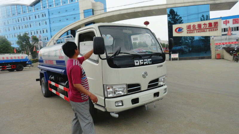 正在給5噸<a href=http://essary.cn/ssc target=_blank class=infotextkey>灑水車</a>做出廠前準(zhǔn)備