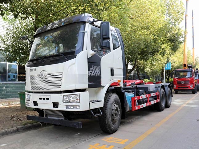 國(guó)六解放J6后雙橋勾臂式垃圾車(chē)（垃圾中轉(zhuǎn)站配套）
