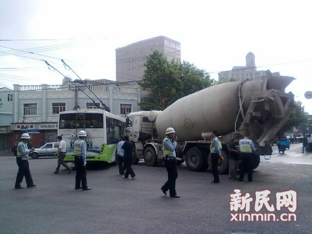 一輛19路電車在新閘路成都北路路口被一輛水泥<a href=http://essary.cn/jbc/ target=_blank class=infotextkey>攪拌車</a>攔腰撞擊，車毀嚴(yán)重。通訊員 殷佳維 攝