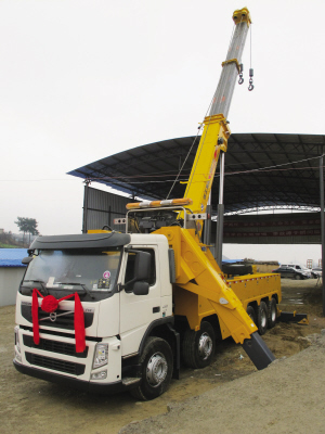 昨日，目前國內(nèi)最大噸位的道路<a href=http://essary.cn/qzc/ target=_blank class=infotextkey>清障車</a>正式“落戶”貴陽。該清障車車價(jià)近300萬元，集吊裝、拖車于一體，最大起吊高度13.2米，最大拖牽重量54噸，最大起吊重量60噸，可安全快速地對交通事故中側(cè)翻的重型貨車、重型<a href=http://essary.cn/ygc/ target=_blank class=infotextkey>油罐車</a>等進(jìn)行起吊、救援和拖運(yùn)，及時(shí)恢復(fù)現(xiàn)場交通。曾秦 攝
