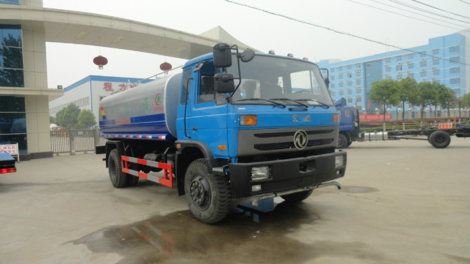 程力廠門 前的東風(fēng)153<a href=http://essary.cn/ssc target=_blank class=infotextkey>灑水車</a>