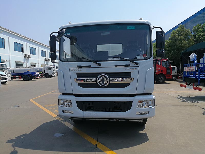 國(guó)六15方東風(fēng)多利卡D9灑水車(chē)圖片2