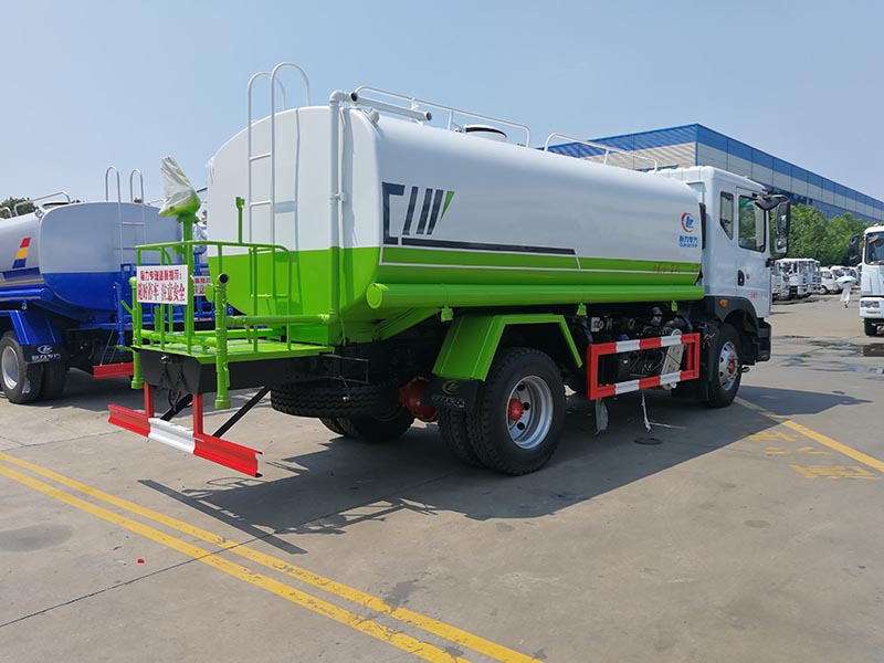 國(guó)六15方東風(fēng)多利卡D9灑水車(chē)圖片4